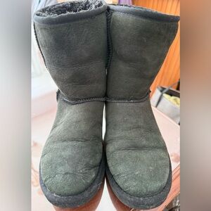 UGG Classic Short Black Lightweight Winter Sheepskin Boots 5825 Women's Size 6